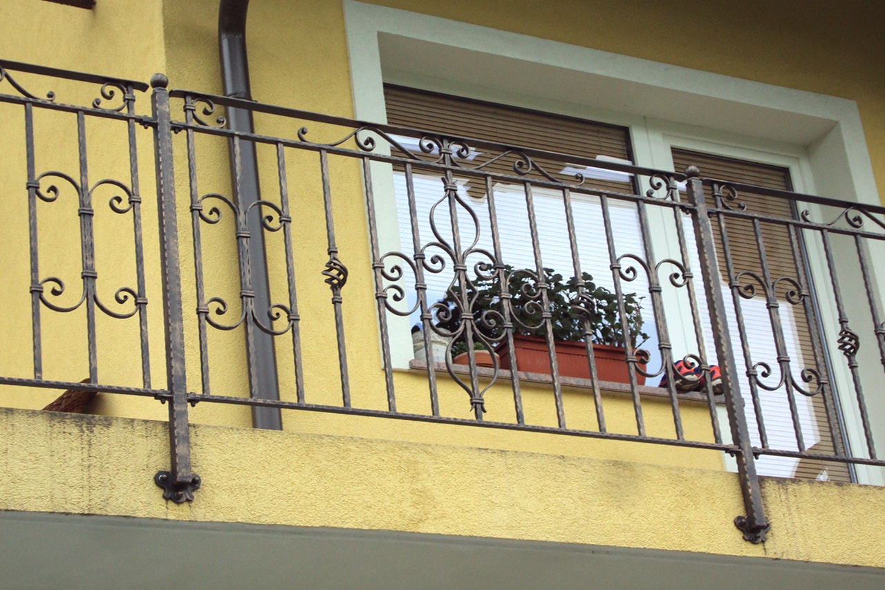 Kovana balkonska ograja umetno kovaštvo Sarnek.si