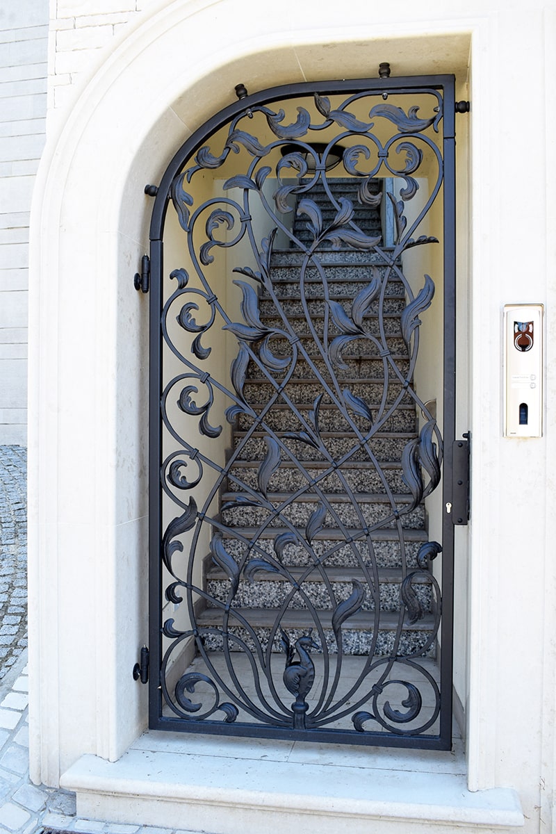 vhodna vrata umetno kovaštvo šarnek